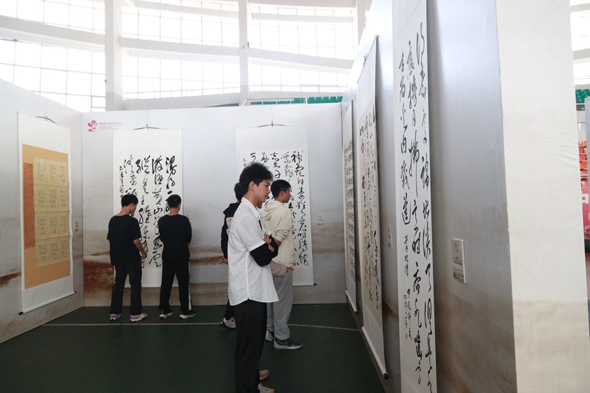展覽現(xiàn)場(chǎng)，來(lái)自資源中學(xué)的學(xué)生一同欣賞書(shū)法作品2