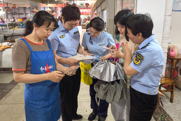 工作人員推廣“服務(wù)碼”。