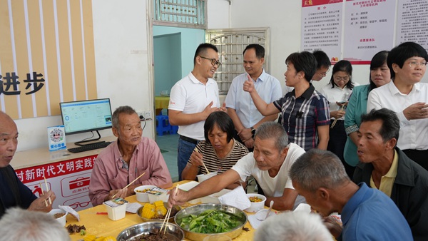 老人在長者飯?zhí)糜貌?。李程攝