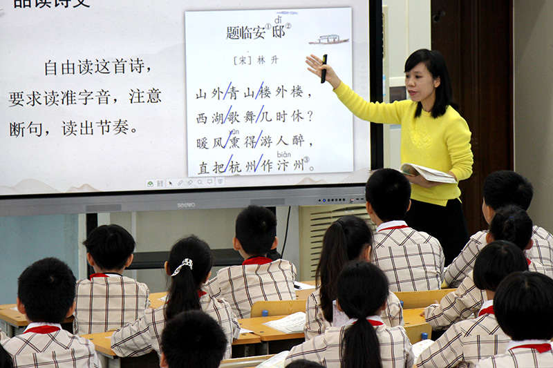 呂倩正在授課。受訪者供圖