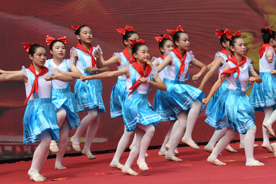 小學(xué)生表演《紅領(lǐng)巾在飄揚(yáng)》。
