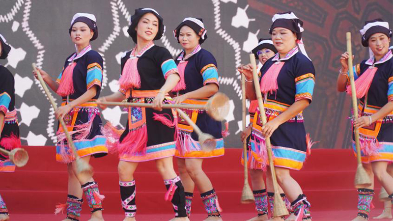 沙里瑤族鄉(xiāng)成立40周年慶祝活動(dòng)現(xiàn)場(chǎng)。何善權(quán)攝
