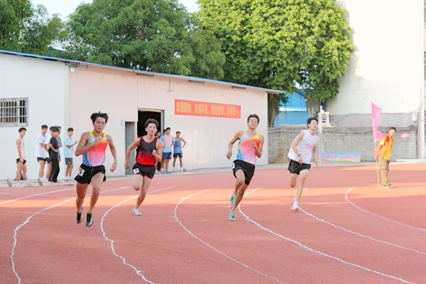 男子100米比賽現(xiàn)場。