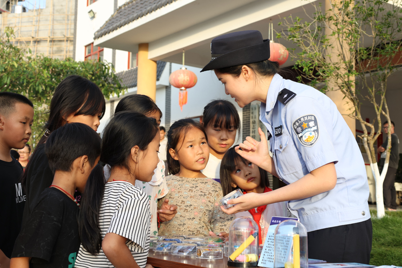 民警向孩子們介紹毒品的種類。