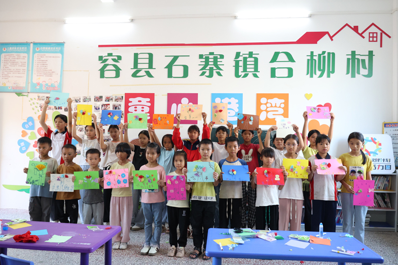 孩子們高高舉起自己的作品。