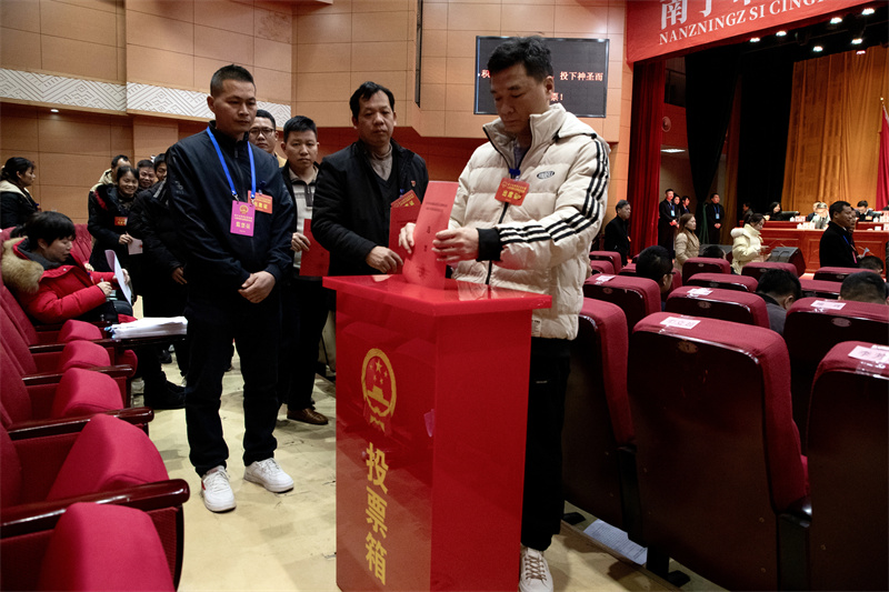 人大代表從12項為民辦實事項目候選項目中票決產(chǎn)生10項當(dāng)年度為民辦實事項目。青秀區(qū)人大常委會供圖