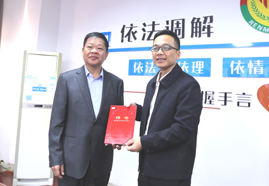 “鋒哥”接受聘書。