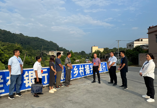 北通鎮(zhèn)人大代表深入鄉(xiāng)村開展“庭院經(jīng)濟(jì)”視察調(diào)研。