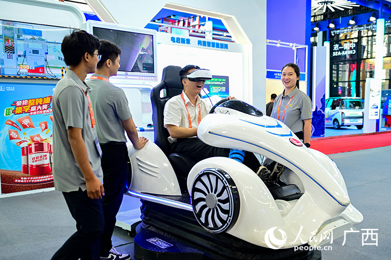 現(xiàn)場(chǎng)觀眾體驗(yàn)VR賽車。人民網(wǎng) 雷琦竣攝