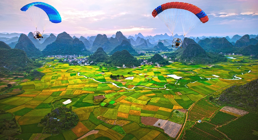 圖為遇龍河景區(qū)低空旅游