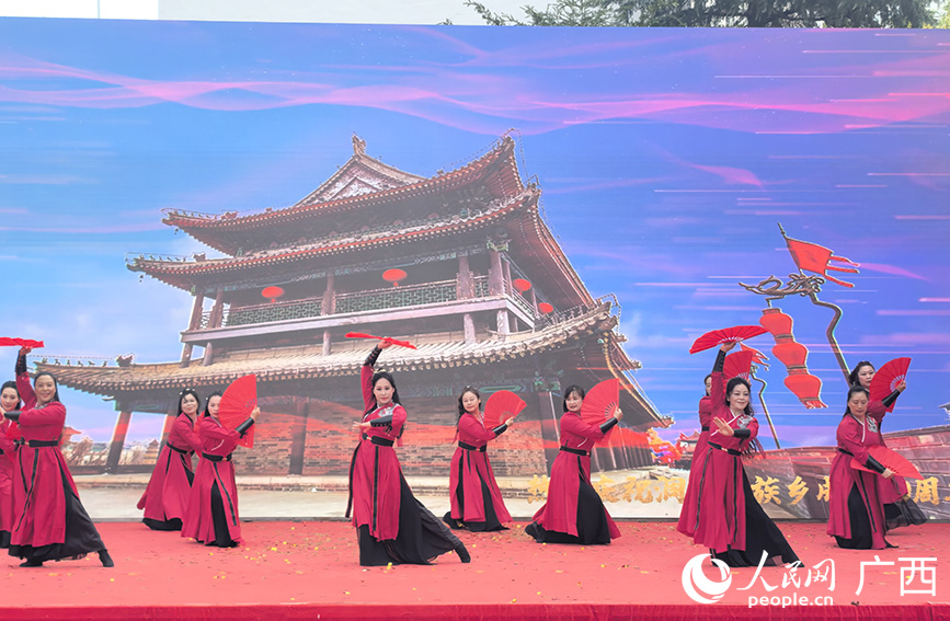 文藝演出。人民網(wǎng) 付華周攝