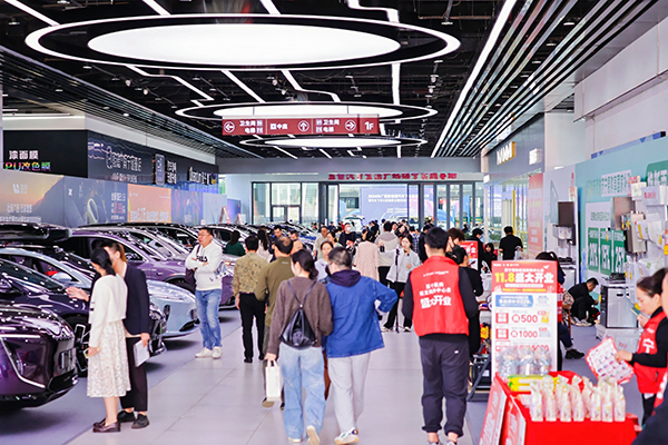 現(xiàn)場(chǎng)車展吸引市民。廣西物港投資有限公司供圖
