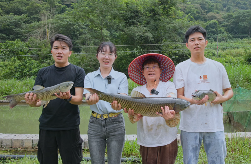 人大代表梁婷展示清水野生河魚。