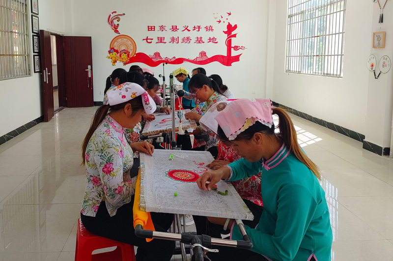 組織各村繡娘在刺繡基地交流體驗(yàn)。