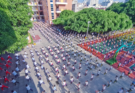 全體師生迎著陽光，和著音樂，齊做瑜伽操、韻律操。