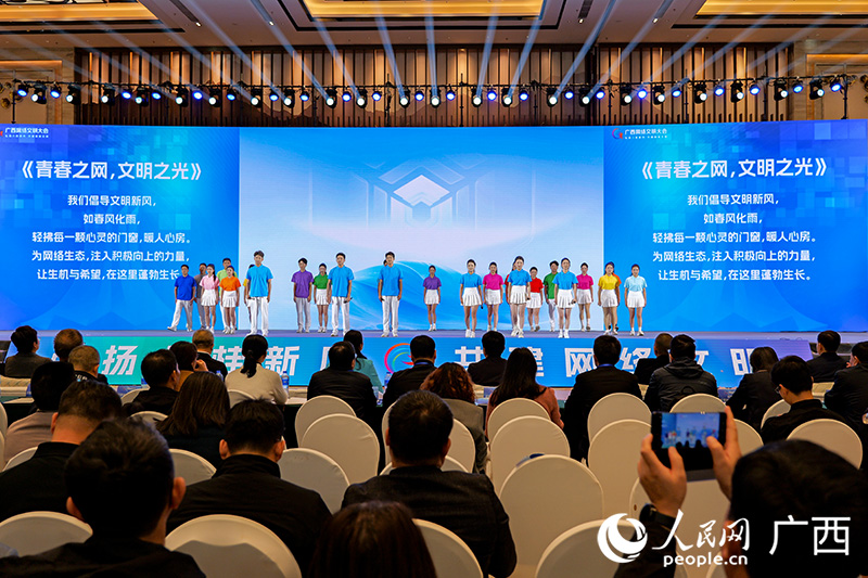 發(fā)布青少年學(xué)生文明上網(wǎng)倡議。人民網(wǎng) 梁章暉攝
