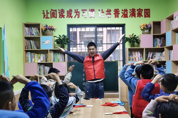 賀鵬飛在易地搬遷安置點(diǎn)兒童之家公益課堂