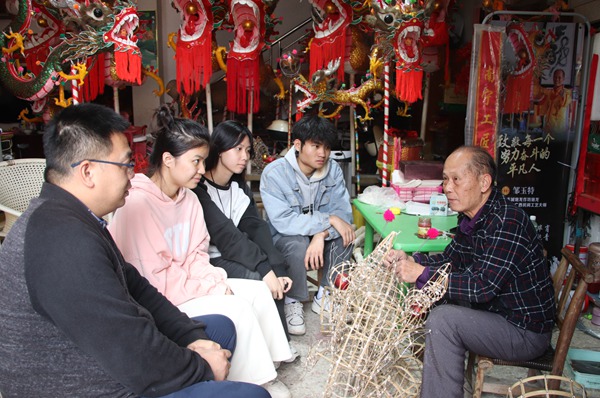 陳誠(chéng)帶領(lǐng)學(xué)生深入賓陽(yáng)縣采訪并拍攝非遺短片