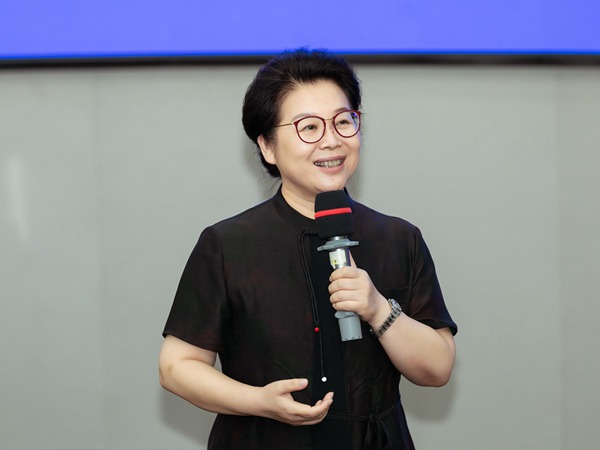 楊學(xué)明工作中