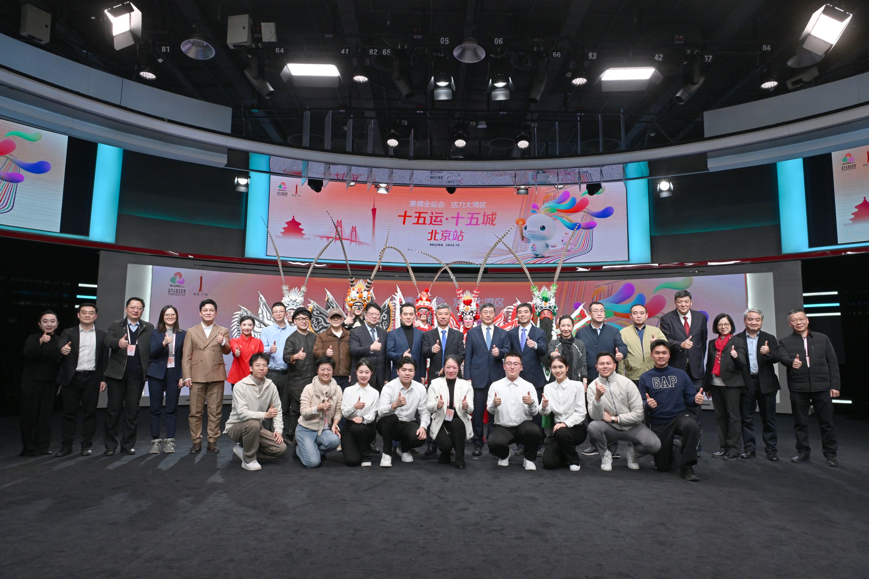 嘉賓在“十五運(yùn)·十五城”北京站發(fā)布會(huì)合影留念。人民網(wǎng)記者 于凱攝