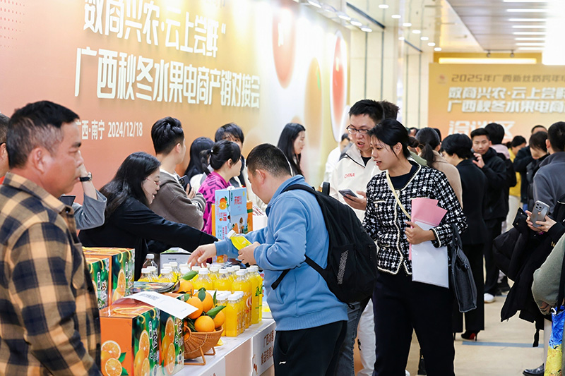 在產(chǎn)品展示品鑒區(qū)，廣西水果吸引眾多客商參觀。廣西商務廳供圖