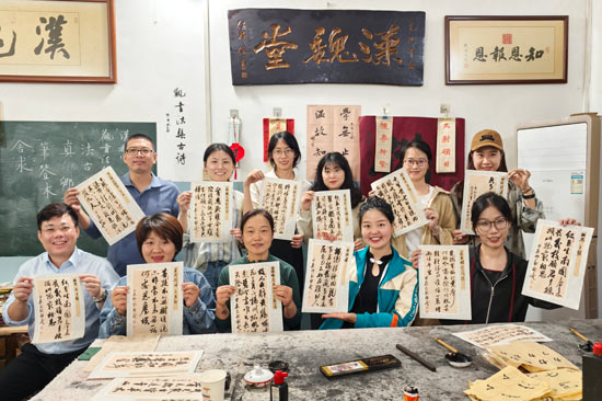 學(xué)員展示書法作品