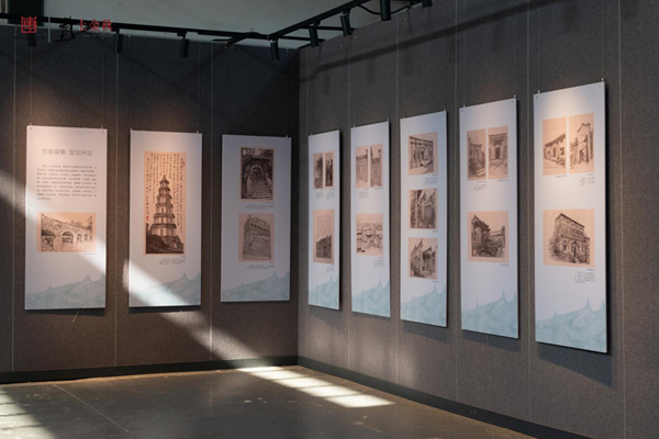玉林師范學院鋼筆畫在柳州工業(yè)博物館機動展館現(xiàn)場一角。