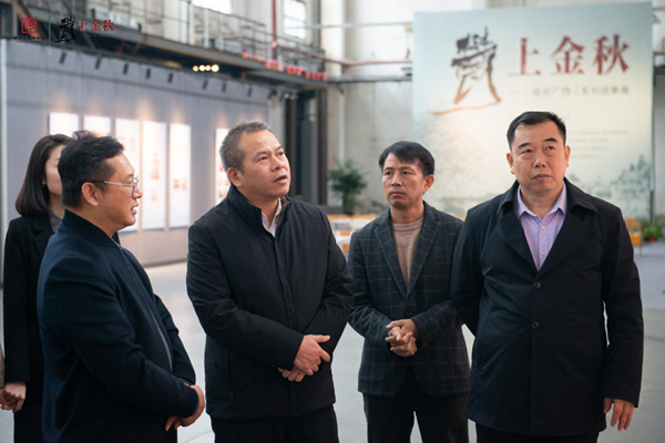 柳州市副市長潘展東（中）在柳州工業(yè)博物館展覽現(xiàn)場。