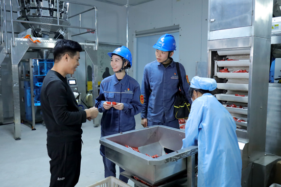 恭城供電公司積極組織黨員先鋒隊主動為企業(yè)提供全方位的節(jié)能“把脈”服務(wù)，切實當(dāng)好企業(yè)的“電參謀”。黃子銘攝