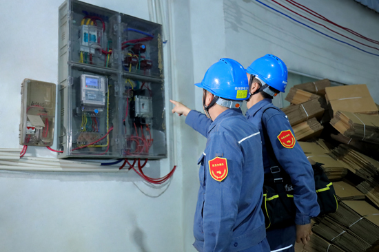 恭城供電公司積極組織黨員先鋒隊不定期地對果園基地線路進(jìn)行全面巡視維護(hù)，并深入開展供電設(shè)施安全隱患排查工作。黃子銘攝