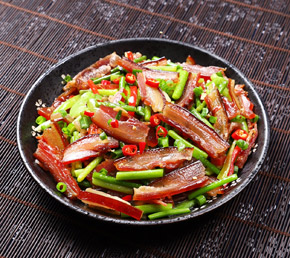 巴馬香豬?
???????巴馬香豬?是河池市巴馬瑤族自治縣的特產(chǎn),是中國(guó)國(guó)家地理標(biāo)志產(chǎn)品。巴馬香豬以其骨細(xì)皮酥、肉質(zhì)細(xì)嫩、肌肉鮮紅、味美甘香而著稱,烹調(diào)時(shí)不添加任何佐料也香氣撲鼻,被譽(yù)為豬類的“名門貴族”。臘肉制作過(guò)程中不使用明火燒烤,沒(méi)有煙熏味,同時(shí)也不添加色素、香精和防腐劑,食用安全放心。