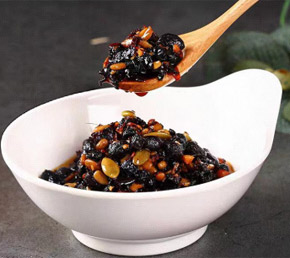 黃姚豆豉?
??????黃姚豆豉?是賀州市昭平縣特產(chǎn),是中國(guó)國(guó)家地理標(biāo)志產(chǎn)品。黃姚豆豉色澤鮮黑油潤(rùn),顆粒完整,香氣濃郁,味道鮮美。?黃姚豆豉的制作工藝獨(dú)特,選用黃姚鎮(zhèn)特有的黑豆、仙井泉水和當(dāng)?shù)毓爬系氖止に嚲贫伞V谱鬟^(guò)程中,豆豉經(jīng)過(guò)三蒸三曬,退去微微的苦澀之味,保留了可口的豆香。