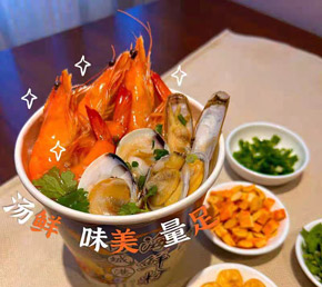 防城港海鮮粉?
???防城港海鮮粉?是廣西防城港的特色美食,以其鮮美的湯底和豐富的海鮮配料而聞名。防城港海鮮粉通常采用骨頭熬制的高湯,加入各種新鮮海鮮進(jìn)行燉制,湯汁鮮美,海鮮清甜,讓人回味無(wú)窮?。