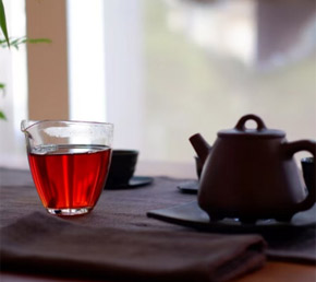 梧州六堡茶
?梧州六堡茶具有祛濕、養(yǎng)胃、護(hù)肝、清火、養(yǎng)顏、降三高等六大功效。相傳清代初期,遠(yuǎn)赴南洋謀生的兩廣居民習(xí)慣通過(guò)飲用六堡茶來(lái)應(yīng)對(duì)由于不適應(yīng)當(dāng)?shù)貪駸釟夂蚨霈F(xiàn)的腸胃問(wèn)題。六堡茶也因此一直暢銷粵港澳地區(qū),遠(yuǎn)銷東南亞各國(guó),成為著名的 “僑銷茶”,形成了積淀深厚的“茶船古道”文化。