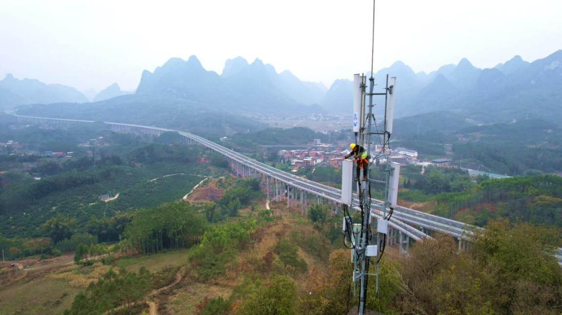 移動技術人員開展高速公路沿線5G網絡建設工作。林峰攝