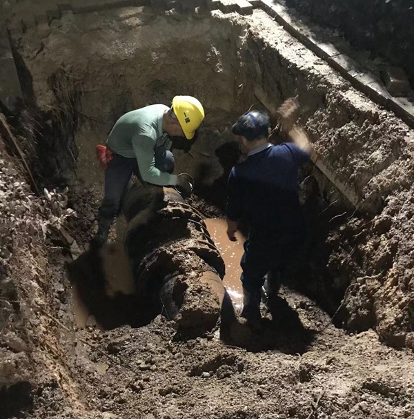 賀州市正源旺高自來水有限公司在金桂家園旁實(shí)施DN500供水主管爆管搶修作業(yè)。劉建林?jǐn)z