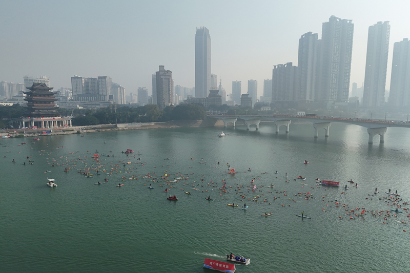 橫渡邕江。南寧市體育局供圖
