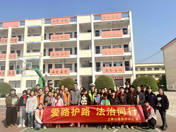 “愛(ài)路護(hù)路 法治同行”主題宣傳進(jìn)校園。韋珊攝