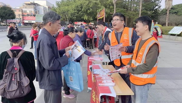 大新公路養(yǎng)護(hù)中心憲法宣傳人員向群眾發(fā)放宣傳單。黃東攝
