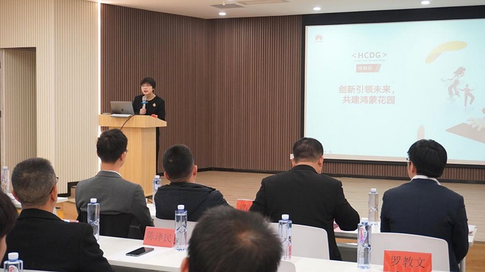 九云教育創(chuàng)始人兼常務副校長袁施麗