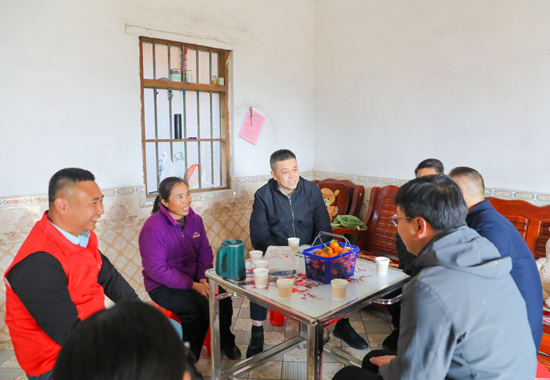 調(diào)研組一行走訪張屋村庭院經(jīng)濟(jì)示范戶、民族團(tuán)結(jié)示范戶。莫樹(shù)森攝