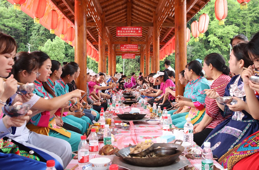 游客體驗(yàn)特色長桌宴
