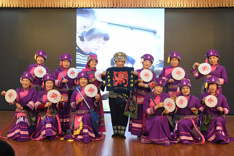 老年大學(xué)刺繡班師生在表演山歌情景劇。