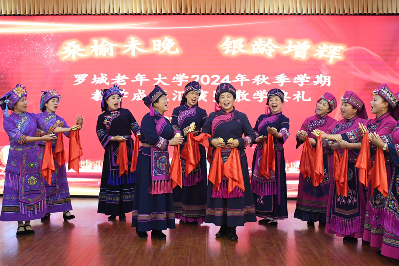 老年大學(xué)山歌班學(xué)員在表演《快板山歌表演唱》。