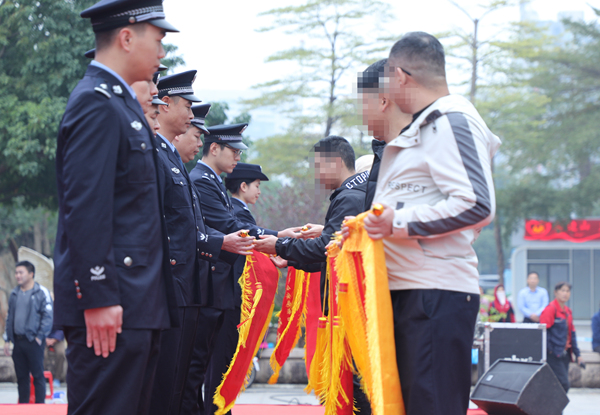 活動現(xiàn)場，部分群眾代表上臺向民警送上錦旗