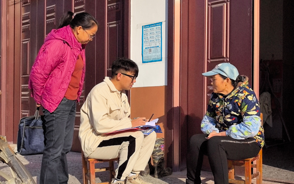 科技小院團(tuán)隊(duì)走進(jìn)農(nóng)戶家實(shí)地調(diào)研。李陽攝