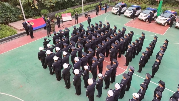 興業(yè)縣公安系統(tǒng)隊伍集體重溫入警誓詞。