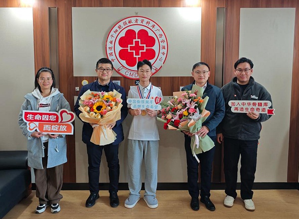學(xué)校及桂林市紅十字會相關(guān)負(fù)責(zé)人到醫(yī)院看望慰問梁孫福。沙遠(yuǎn)峰攝