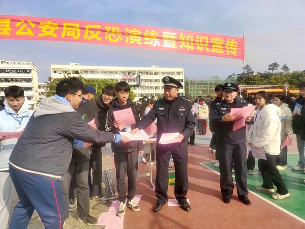 民警發(fā)放宣傳資料。