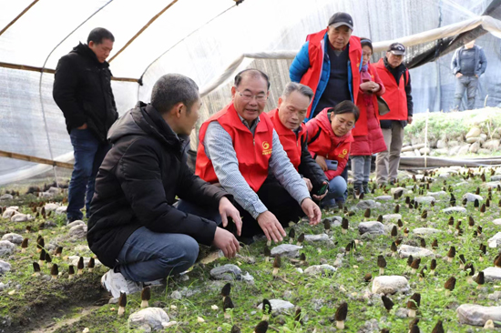 王健為鄉(xiāng)親們講解食用菌種植方法。桂林市委老干部局供圖
